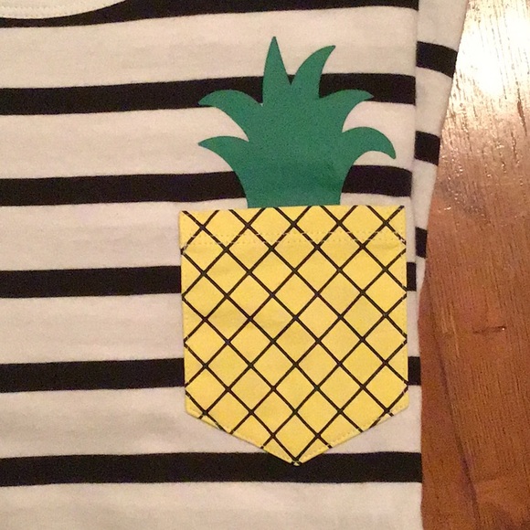 Old Navy Graphic Tee - Picture 5 of 6